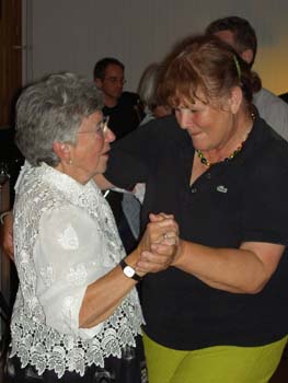 mor og Birte danser